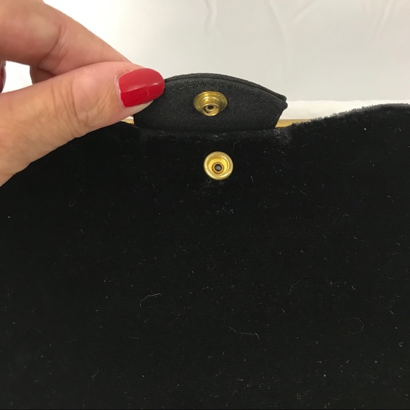 1940's Vintage Black Velvet Clutch with Gold Brocade Lining - Timeless Elegance - Picture 4 of 8